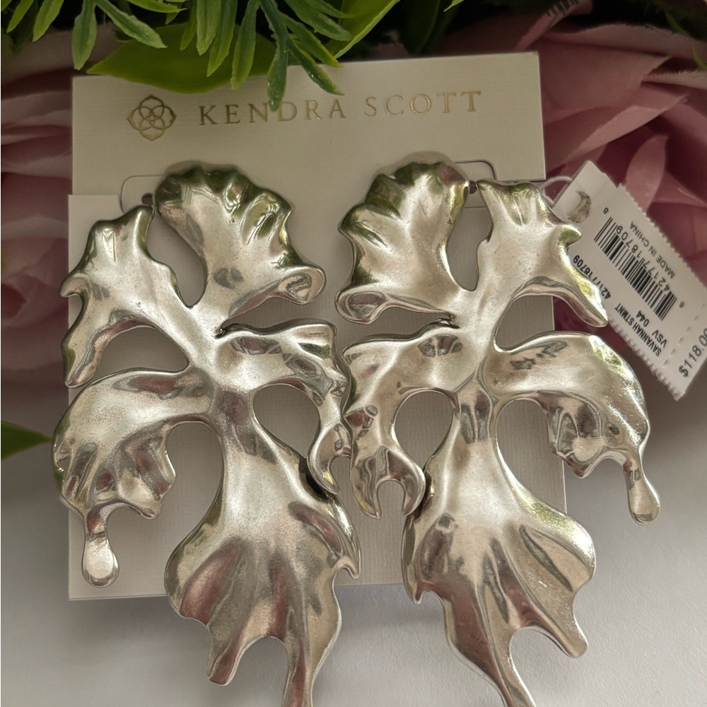 NWT Kendra Scott Savannah Earrings In vintage Silver.